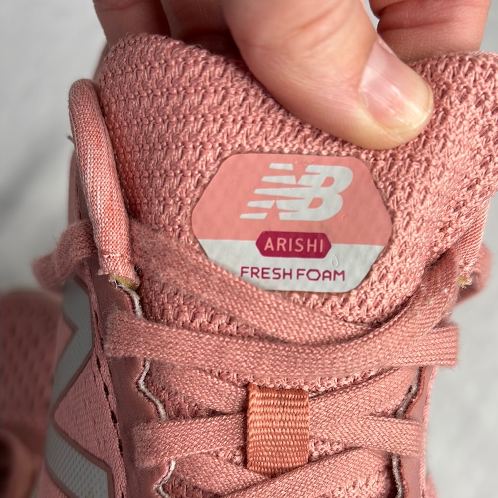 New Balance Women's Pink Arishi fresh foam Running Shoes size 6.5 - Picture 2 of 10